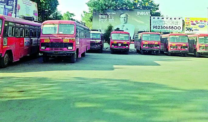 On the second day, the ST wheels were stopped | दुसºयाही दिवशी एसटीची चाके थांबलेलीच On the second day, the ST wheels were stopped | दुसºयाही दिवशी एसटीची चाके थांबलेलीच