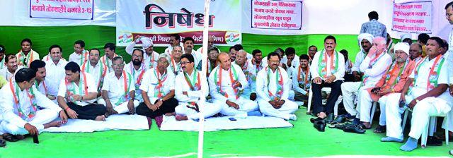 Demonstrate the anti-democracy role from the district Congress | लोकशाहीविरोधी भूमिकेचा जिल्हा काँग्रेसकडून निषेध Demonstrate the anti-democracy role from the district Congress | लोकशाहीविरोधी भूमिकेचा जिल्हा काँग्रेसकडून निषेध