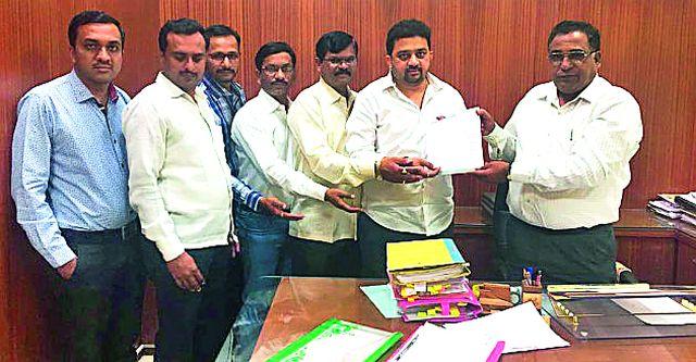 Discuss with teacher directors about teacher problems | शिक्षकांच्या समस्यांबाबत शिक्षण संचालकांशी चर्चा Discuss with teacher directors about teacher problems | शिक्षकांच्या समस्यांबाबत शिक्षण संचालकांशी चर्चा