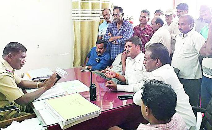 The husband who abducted the neighbor's marriage was replaced by his wife and daughter | शेजारच्या विवाहितेस पळवून नेणाऱ्या पतीला पत्नी-मेहुण्याने बदडले The husband who abducted the neighbor's marriage was replaced by his wife and daughter | शेजारच्या विवाहितेस पळवून नेणाऱ्या पतीला पत्नी-मेहुण्याने बदडले
