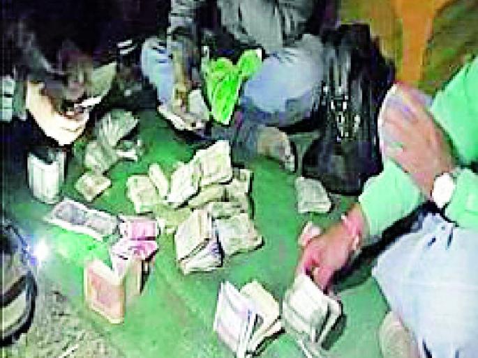 Maharashtra Election 2019 ; Temptation: Cash, saris, alcohol seized | Maharashtra Election 2019 ; प्रलोभन : रोख, साड्या, दारू जप्त Maharashtra Election 2019 ; Temptation: Cash, saris, alcohol seized | Maharashtra Election 2019 ; प्रलोभन : रोख, साड्या, दारू जप्त