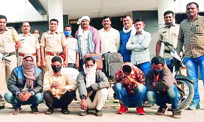 Five accused arrested with 46 kg of cannabis | ४६ किलो गांजासह पाच आरोपींना अटक Five accused arrested with 46 kg of cannabis | ४६ किलो गांजासह पाच आरोपींना अटक