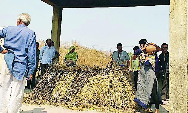 The girl gave a damn to the dead body | युवतीने दिला पित्याच्या मृतदेहाला भडाग्नी