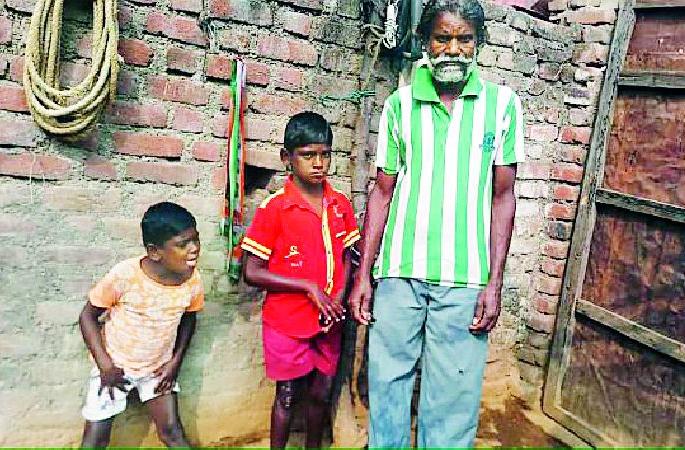 He became the 'Mother' for children with disabilities | दिव्यांग मुलांसाठी ‘तो’ बनला आई He became the 'Mother' for children with disabilities | दिव्यांग मुलांसाठी ‘तो’ बनला आई