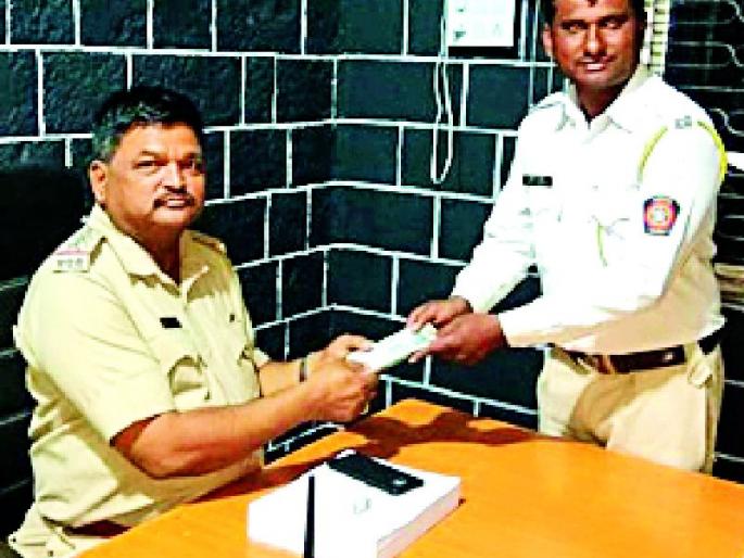 Traffic Police said the amount found in the street was deposited in Thane | रस्त्यावर सापडलेली रक्कम वाहतूक पोलिसाने केली ठाण्यात जमा Traffic Police said the amount found in the street was deposited in Thane | रस्त्यावर सापडलेली रक्कम वाहतूक पोलिसाने केली ठाण्यात जमा