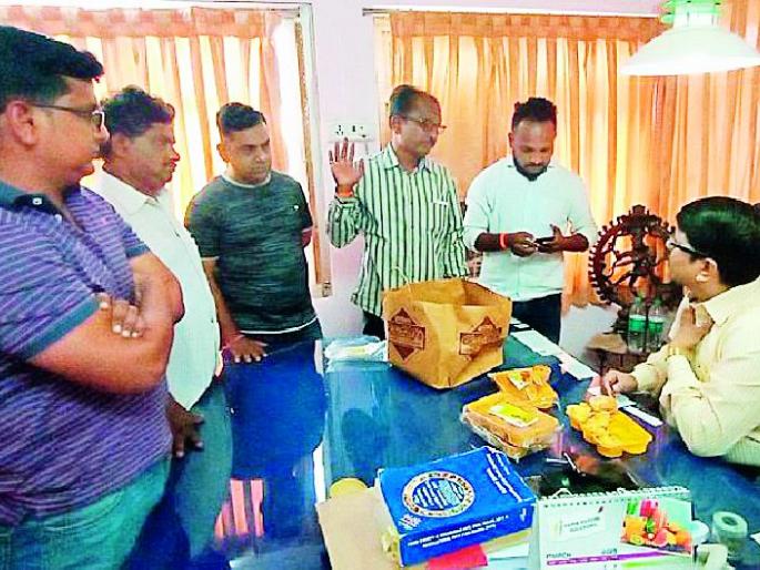 Transfer the larvae to the pan cake | पॅन केकमध्ये अळ्या विद्यार्थ्यांना उलट्या Transfer the larvae to the pan cake | पॅन केकमध्ये अळ्या विद्यार्थ्यांना उलट्या