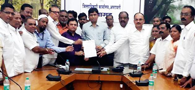 City Congress of Elgar against petrol, diesel hike | पेट्रोल, डिझेल दरवाढीविरोधात शहर काँग्रेसचा एल्गार City Congress of Elgar against petrol, diesel hike | पेट्रोल, डिझेल दरवाढीविरोधात शहर काँग्रेसचा एल्गार