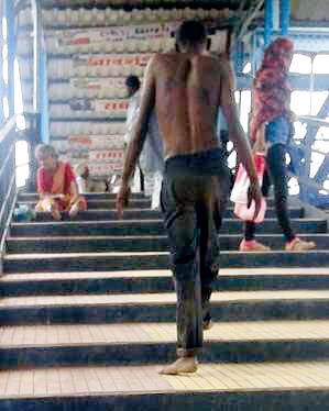 Drunk wave at Badnera railway station | बडनेरा रेल्वेस्थानकावर दारूड्याचा धुमाकूळ