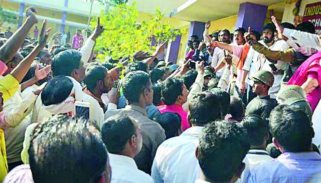 Gherao Kadu detained | बच्चू कडू यांना घेराव Gherao Kadu detained | बच्चू कडू यांना घेराव