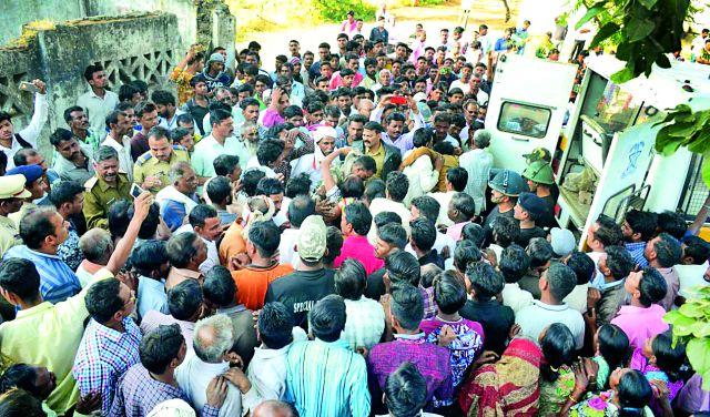 'I do not want to go hungry!' | ‘उपाशीपोटी गेलं वं मायं लेकरू!’