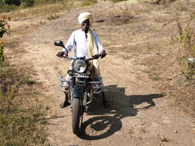 Even at the age of eighty-five, Avaliya was running a bullet in Rubab | पंच्याऐंशीव्या वर्षीही रुबाबात बुलेट चालविणारा अवलिया Even at the age of eighty-five, Avaliya was running a bullet in Rubab | पंच्याऐंशीव्या वर्षीही रुबाबात बुलेट चालविणारा अवलिया