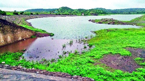 A 'curse' leak to the Bhanur dam of Manmad! | मनमाडच्या भालूर बंधाऱ्याला गळतीचा ‘शाप’!