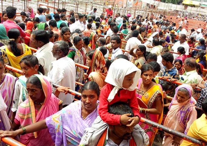 Crowds of devotees on Sunday to meet Lord Vaidyanath | प्रभू वैद्यनाथांच्या दर्शनासाठी रविवारी भाविकांची गर्दी Crowds of devotees on Sunday to meet Lord Vaidyanath | प्रभू वैद्यनाथांच्या दर्शनासाठी रविवारी भाविकांची गर्दी