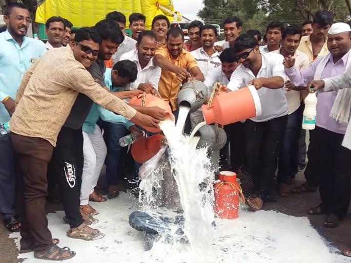 On the third day in milk bead is the only milk; 24 thousand 255 liter compilation | बीडमध्ये तिसऱ्या दिवशी दूध तापलेलेच; २४ हजार २५५ लिटरचे संकलन On the third day in milk bead is the only milk; 24 thousand 255 liter compilation | बीडमध्ये तिसऱ्या दिवशी दूध तापलेलेच; २४ हजार २५५ लिटरचे संकलन