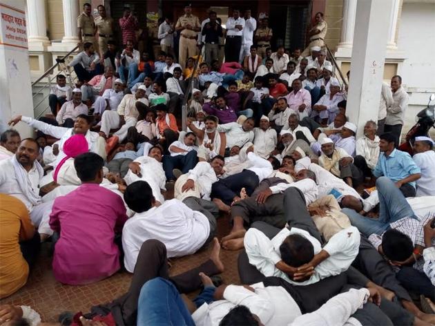 4 hours sleep agitation of farmers in Cage | केजमध्ये शेतकऱ्यांचे २ तास झोपा आंदोलन 4 hours sleep agitation of farmers in Cage | केजमध्ये शेतकऱ्यांचे २ तास झोपा आंदोलन