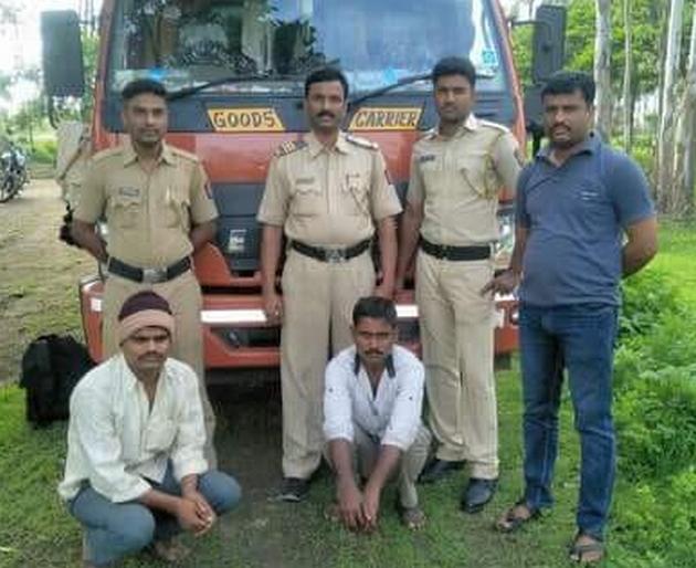 50 lakhs of neknur seized in Gudkha of Beed district | बीड जिल्ह्यातील नेकनूरला ५० लाखांचा गुटखा पकडला 50 lakhs of neknur seized in Gudkha of Beed district | बीड जिल्ह्यातील नेकनूरला ५० लाखांचा गुटखा पकडला
