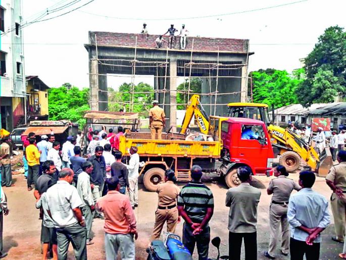 action taken by nagarparishad on encroachment at Bhor | भोरला अतिक्रमणांवर हातोडा : कारवाईला मिळाला मुहूर्त action taken by nagarparishad on encroachment at Bhor | भोरला अतिक्रमणांवर हातोडा : कारवाईला मिळाला मुहूर्त