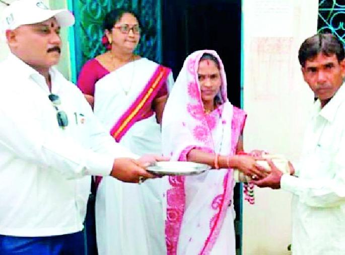 Flagging at the hands of the first home tax payer in Chicholi | चिचोलीत प्रथम घरटॅक्स देणाऱ्याच्या हस्ते ध्वजारोहण Flagging at the hands of the first home tax payer in Chicholi | चिचोलीत प्रथम घरटॅक्स देणाऱ्याच्या हस्ते ध्वजारोहण