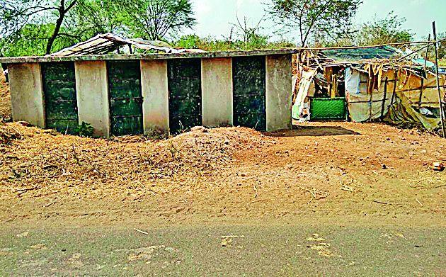 Public toilets in encroachment | सार्वजनिक शौचालय अतिक्रमणात