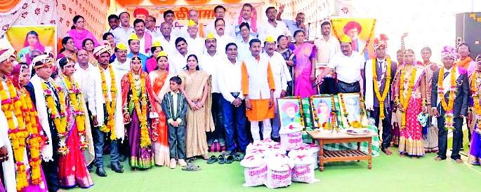 12 couples married at the hill here | डोंगरला येथे १२ जोडपी विवाहबद्ध