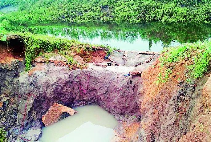 The canal of Chandpur project burst | चांदपूर प्रकल्पाचा कालवा फूटला