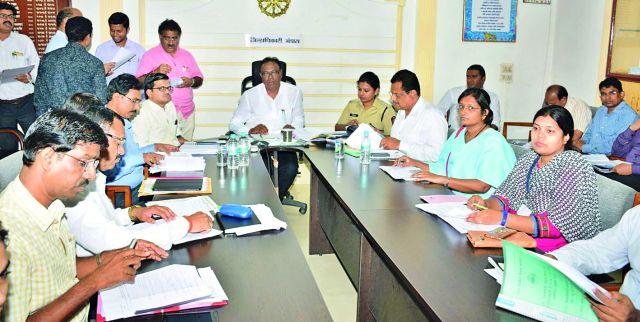 Resolve 27 issues by Guardian Minister | पालकमंत्र्यांनी केले २७ समस्यांचे निराकरण Resolve 27 issues by Guardian Minister | पालकमंत्र्यांनी केले २७ समस्यांचे निराकरण