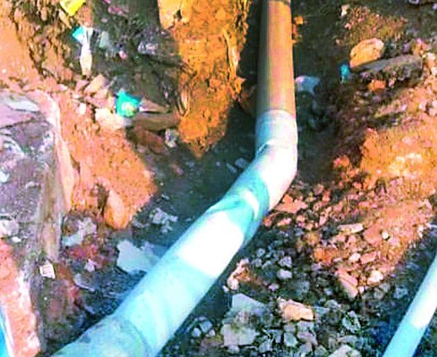 Due to water cut, four villages supply jam | जलवाहिनी फुटल्याने चार गावांचा पुरवठा ठप्प Due to water cut, four villages supply jam | जलवाहिनी फुटल्याने चार गावांचा पुरवठा ठप्प