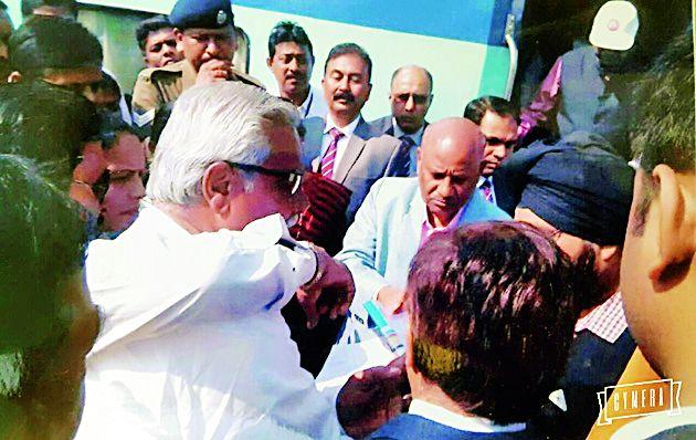 Stop the superfast trains | सुपरफास्ट गाड्यांचा थांबा द्या Stop the superfast trains | सुपरफास्ट गाड्यांचा थांबा द्या