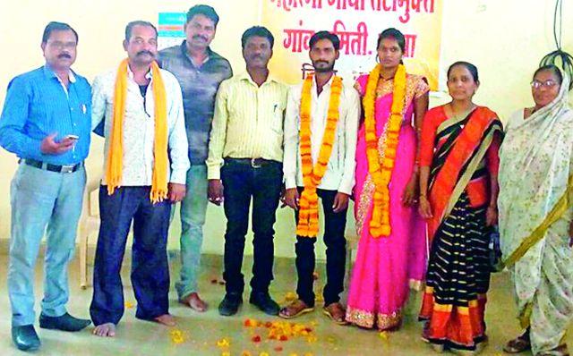 Love-loving committee witnessed love affair | तंटामुक्त समितीच्या साक्षीने प्रेमीयुगल विवाहबद्ध Love-loving committee witnessed love affair | तंटामुक्त समितीच्या साक्षीने प्रेमीयुगल विवाहबद्ध
