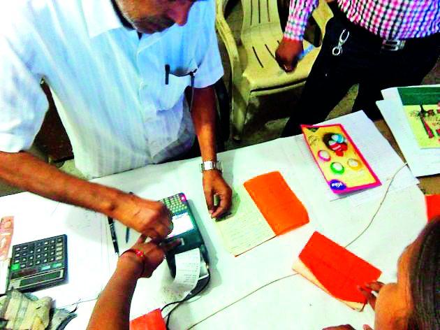 Ration card holders are deprived of cheap grains | शिधापत्रिकाधारक स्वस्त धान्यांपासून वंचित