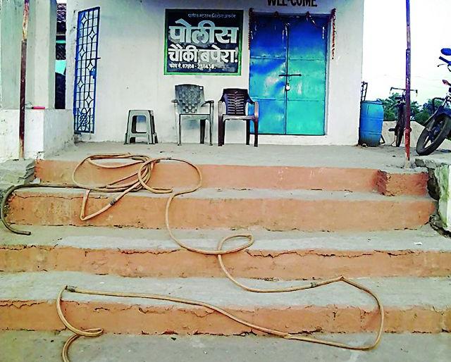 Locked on the next day of the police post on interstate border | आंतरराज्यीय सीमेवरील पोलीस चौकी दुसऱ्या दिवशीच कुलूपबंद Locked on the next day of the police post on interstate border | आंतरराज्यीय सीमेवरील पोलीस चौकी दुसऱ्या दिवशीच कुलूपबंद