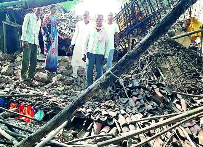 The house collapsed at a Sukli | सुकळी येथे घर कोसळले The house collapsed at a Sukli | सुकळी येथे घर कोसळले