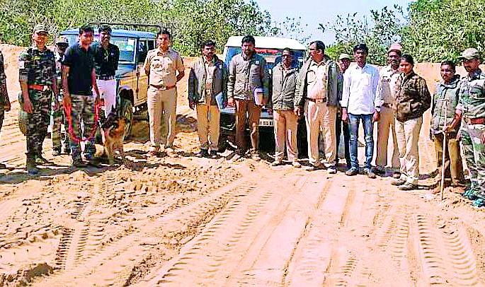 Information about the deer in the river bed | नदीपात्रात हरीण पुरल्याची माहिती Information about the deer in the river bed | नदीपात्रात हरीण पुरल्याची माहिती