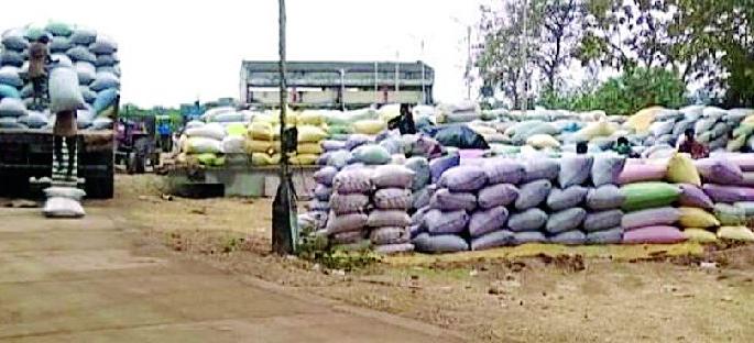 Thousands of rice graners in Tumsar got rain showers | तुमसर येथे तीन हजार धान पोती पावसात भिजली Thousands of rice graners in Tumsar got rain showers | तुमसर येथे तीन हजार धान पोती पावसात भिजली