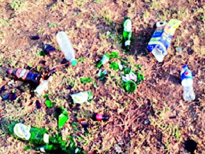  Alcoholic drinks on the open ground in Bhandara City | भंडारा शहरातील खुल्या मैदानावर रंगते मद्यपींची मैफल