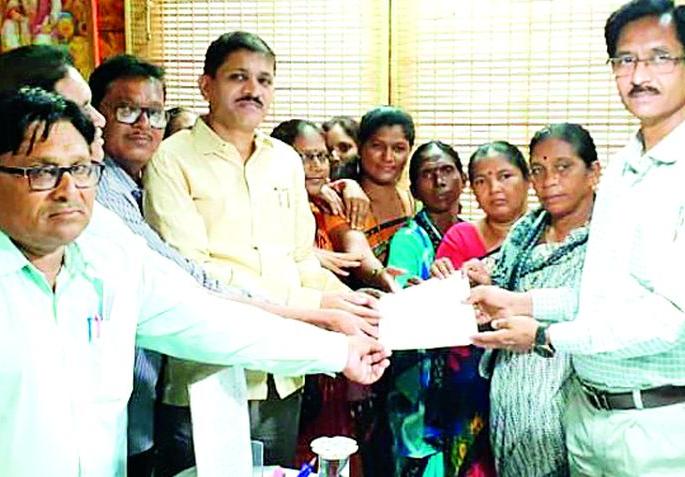 Elgar for encroachment holders of space | अतिक्रमणधारकांचा जागेच्या पट्ट्यासाठी एल्गार Elgar for encroachment holders of space | अतिक्रमणधारकांचा जागेच्या पट्ट्यासाठी एल्गार