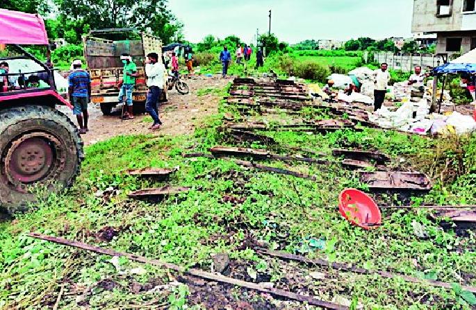 MP-MLA face to face on railway line issue | रेल्वे रुळाच्या प्रश्नावर खासदार-आमदार आमनेसामने