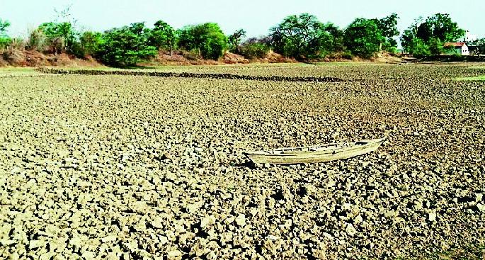 Tanks in Adyal area | अड्याळ परिसरातील तलावांना भेगा