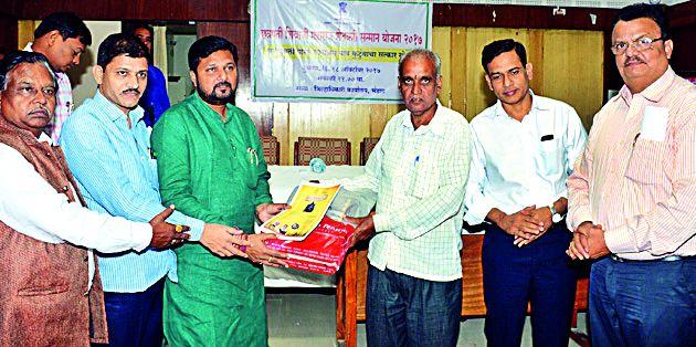 32 Honors of Farmers | ३२ शेतकºयांचा सन्मान 32 Honors of Farmers | ३२ शेतकºयांचा सन्मान