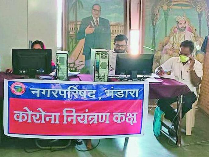 Sir, Kareena is a positive patient walking around! | साहेब, काेराेना पाॅझिटिव्ह रुग्ण बाहेर फिरताेय हाे! Sir, Kareena is a positive patient walking around! | साहेब, काेराेना पाॅझिटिव्ह रुग्ण बाहेर फिरताेय हाे!