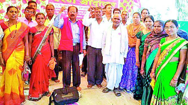 For the demands of the workers in the silk industry, take responsibility | रेशीम उद्योगातील कामगारांच्या मागण्यांसाठी धरणे For the demands of the workers in the silk industry, take responsibility | रेशीम उद्योगातील कामगारांच्या मागण्यांसाठी धरणे