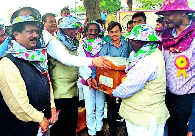 The country needs a revolution for the revolution | देशाला मधक्रांतीची गरज