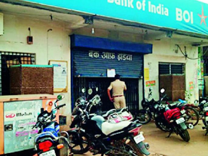 Maharashtra Election 2019 ; Security of Taluka banks on the aisle by theft in Sakoli | Maharashtra Election 2019 ; साकोलीतील चोरीने तालुका बँकांची सुरक्षा ऐरणीवर Maharashtra Election 2019 ; Security of Taluka banks on the aisle by theft in Sakoli | Maharashtra Election 2019 ; साकोलीतील चोरीने तालुका बँकांची सुरक्षा ऐरणीवर