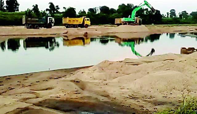 Machine harvester from the Devanara basin | देवनारा नदीपात्रातून यंत्राने रेतीचा उपसा Machine harvester from the Devanara basin | देवनारा नदीपात्रातून यंत्राने रेतीचा उपसा