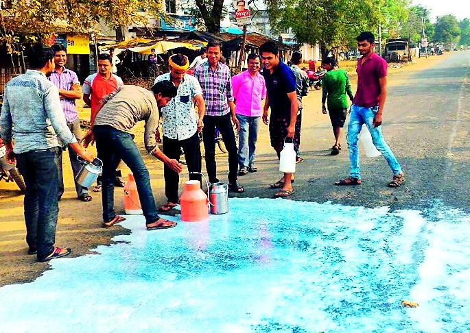 Sihora hundreds of liters of milk on the road | सिहोऱ्यात शेकडो लिटर दूध ओतले रस्त्यावर