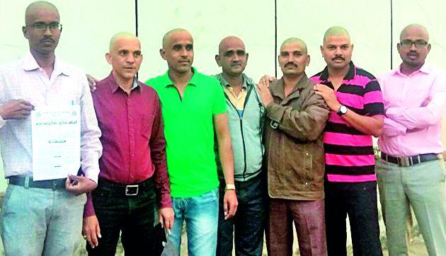 Mundran movement of all teachers | तुमसरात शिक्षकांचे मुंडण आंदोलन