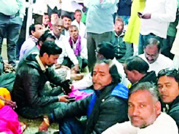 The Goose project victims got electricity at the Municipal Disposal Office | गोसे प्रकल्पग्रस्तांचा वीज महावितरण कार्यालयात ठिय्या The Goose project victims got electricity at the Municipal Disposal Office | गोसे प्रकल्पग्रस्तांचा वीज महावितरण कार्यालयात ठिय्या