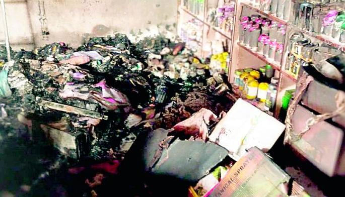 Agricultural materials worth 12 lakhs were burnt in the fire | आगीत 12 लाखांचे कृषी साहित्य भस्मसात Agricultural materials worth 12 lakhs were burnt in the fire | आगीत 12 लाखांचे कृषी साहित्य भस्मसात