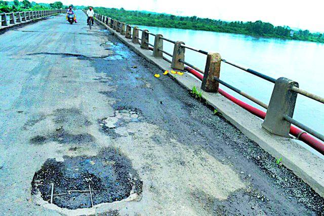 'Polkhol' of roads due to strong rains | दमदार पावसामुळे रस्त्यांची 'पोलखोल'