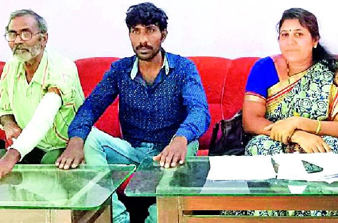 Children's justice is going on for boys | वङिलांच्या न्यायासाठी मुलांची सुरू आहे धडपड